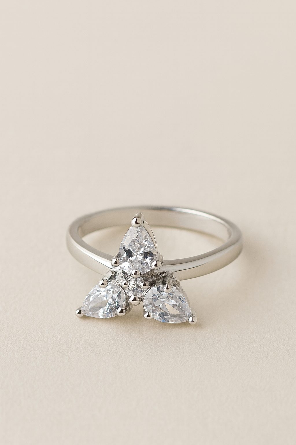 Anillo de Plata Trébol con Circonitas en Corte Pera