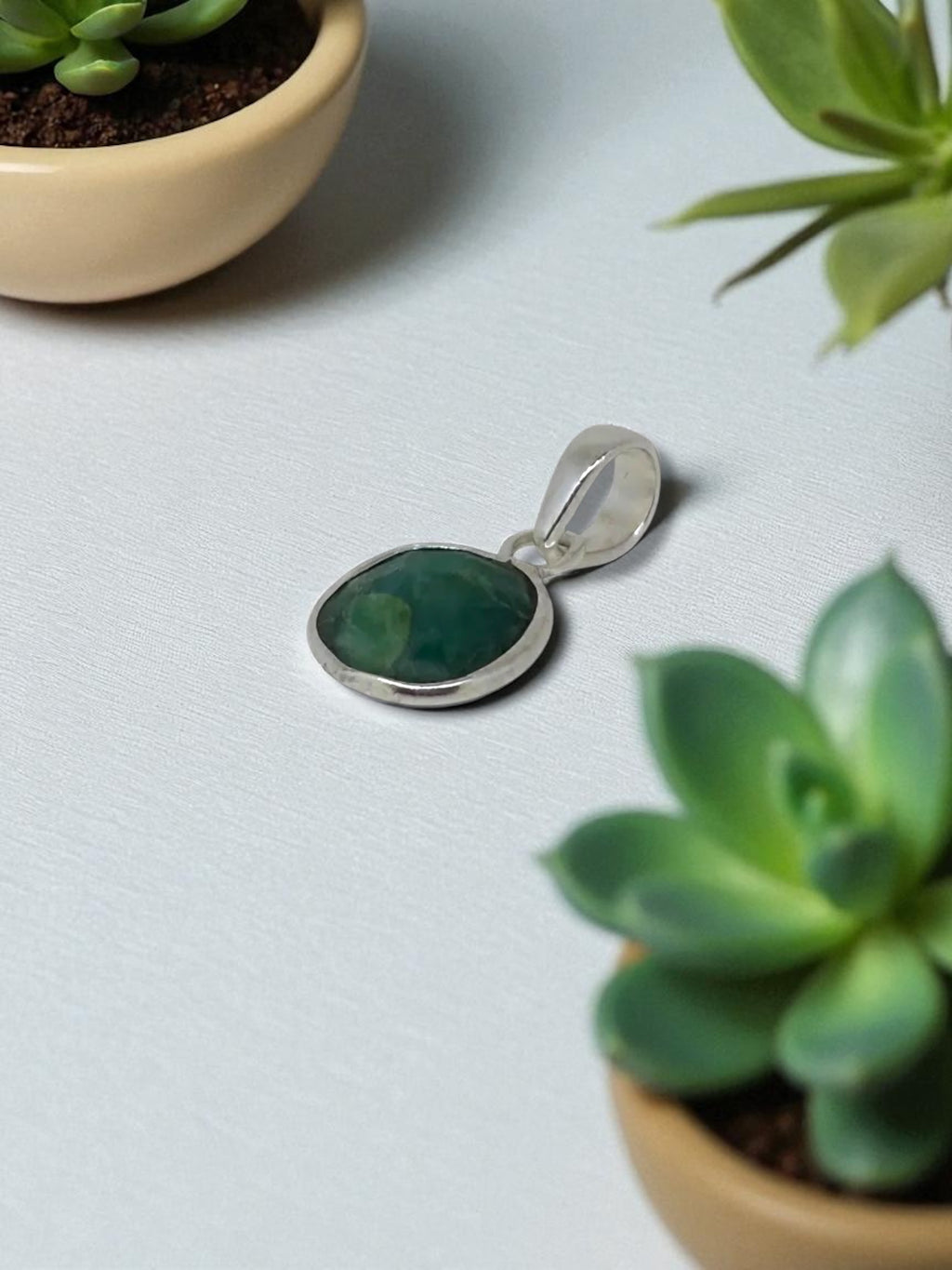 Colgante de Plata con Esmeralda Natural Ovalada