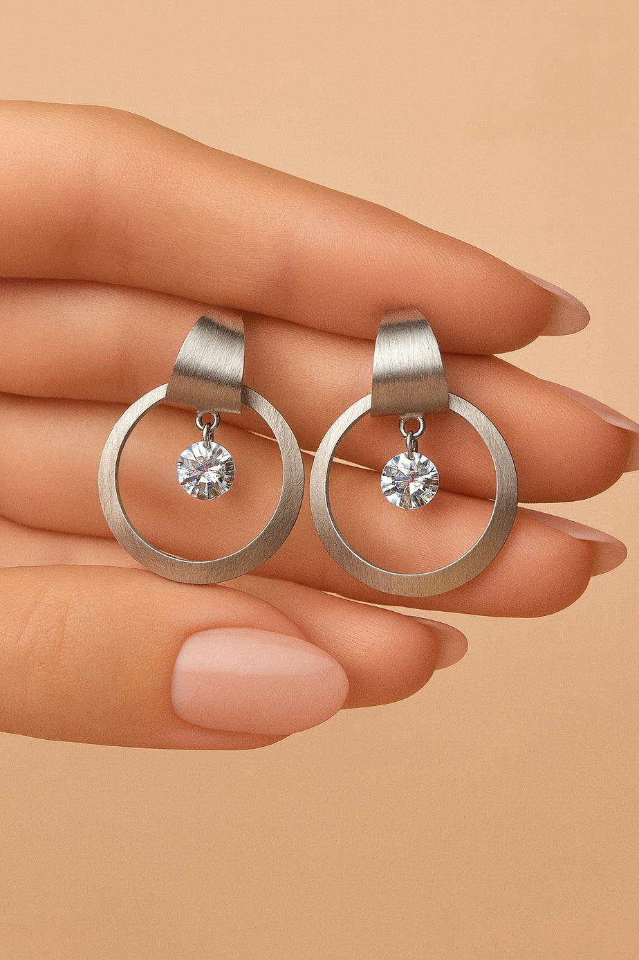 Pendientes de aro plata mate con circonita colgante – Elegancia minimalista