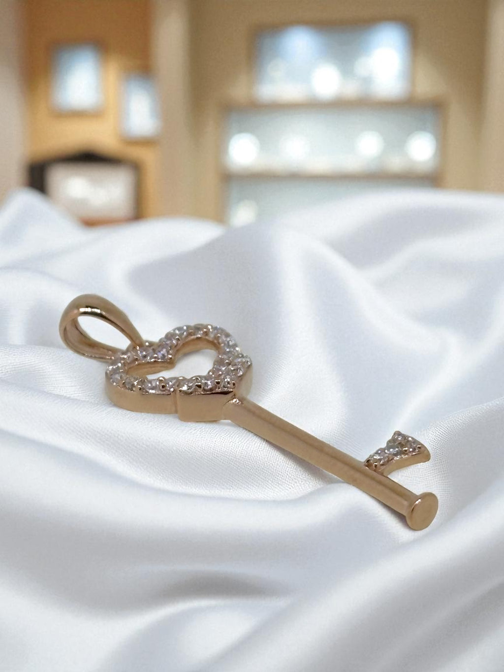 Colgante Llave de Corazón Dorado