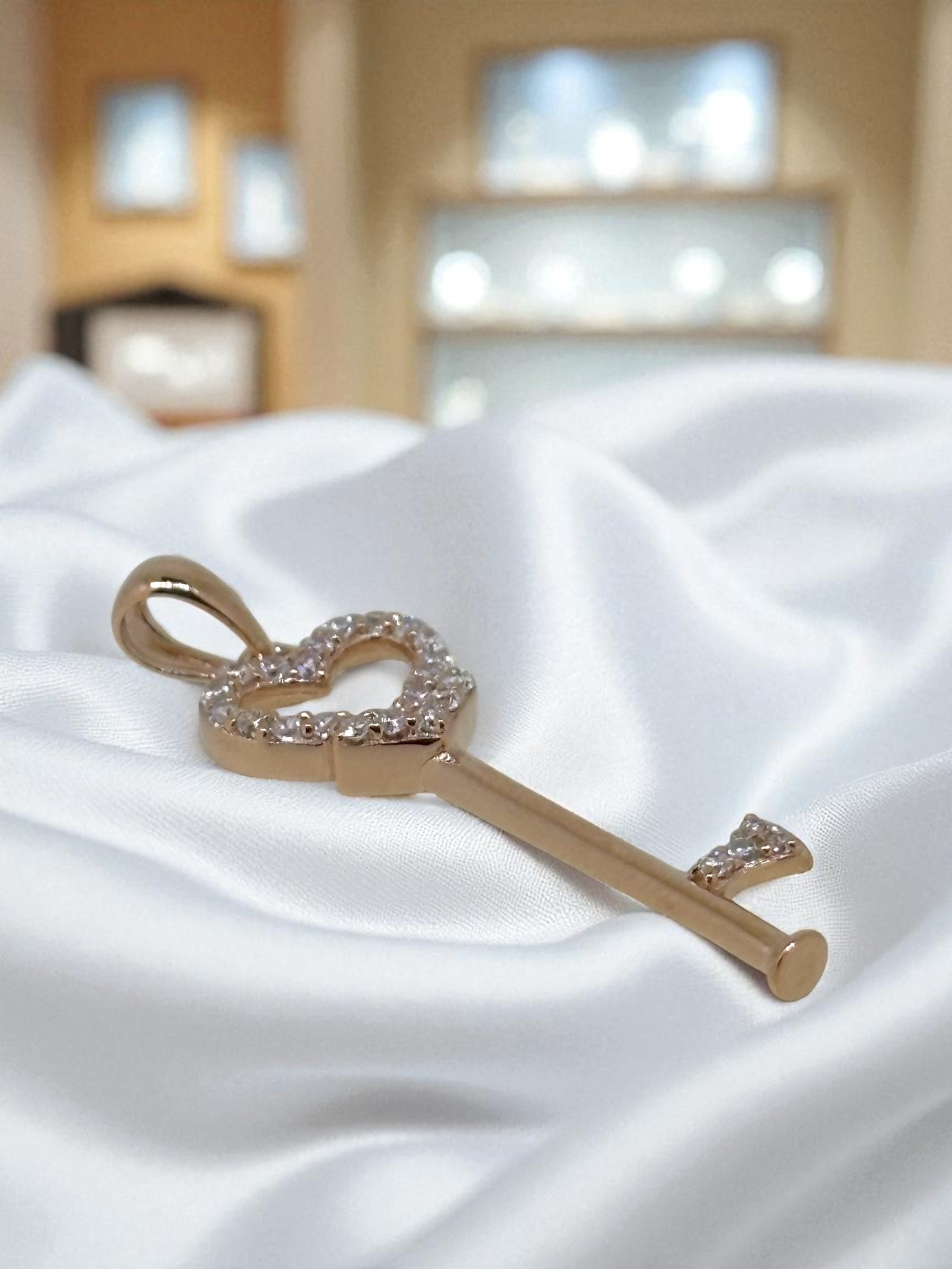 Colgante Llave de Corazón Dorado