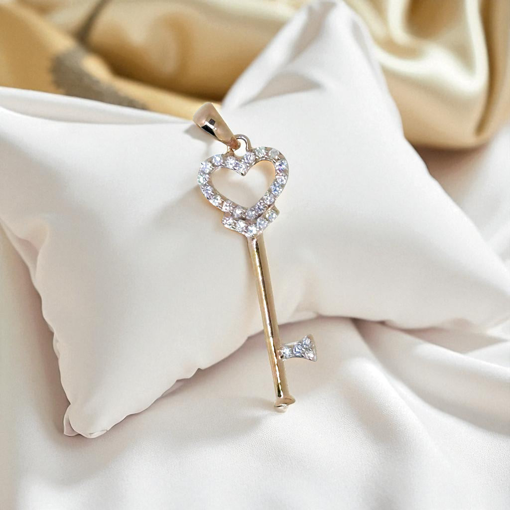 Colgante Llave de Corazón Dorado