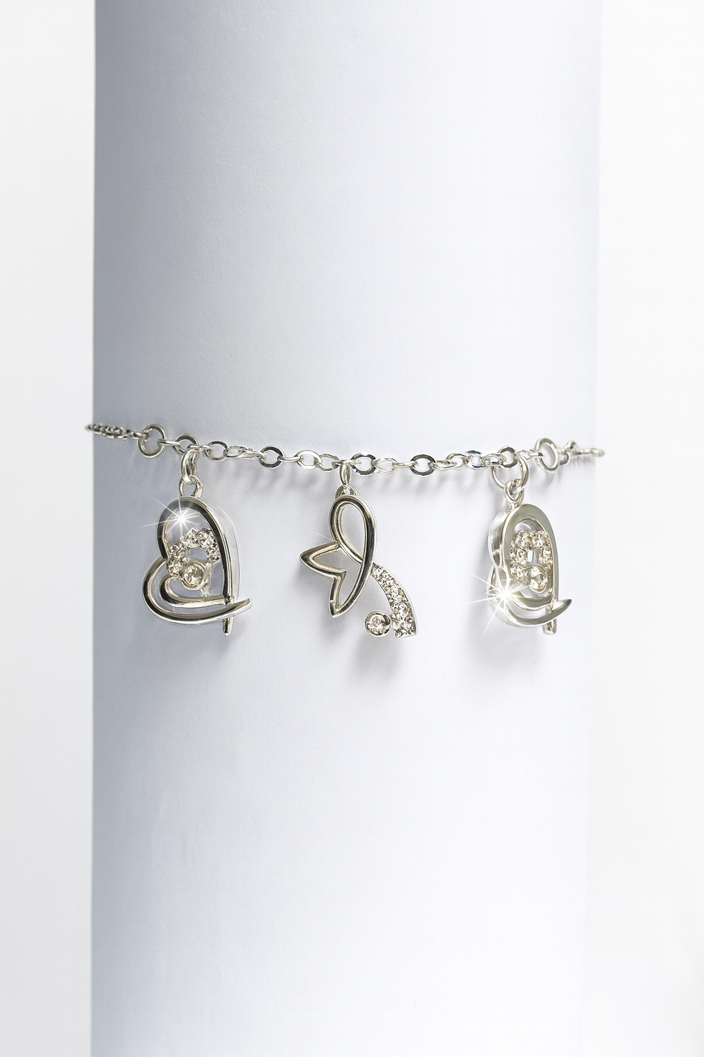 Pulsera Colgante en Plata con Corazones y Mariposa