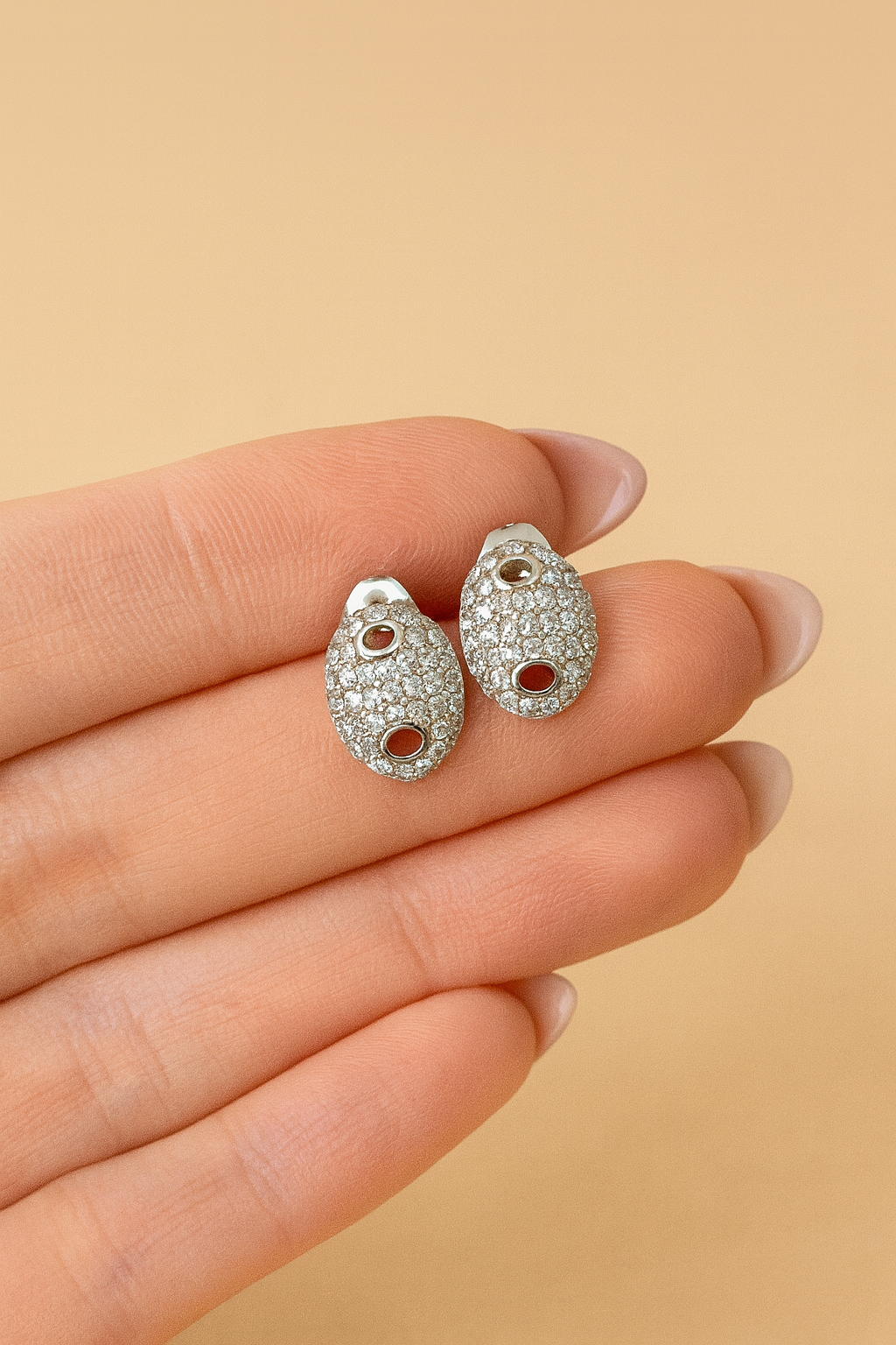 Pendientes Ovalados en Plata con Circonitas Brillantes