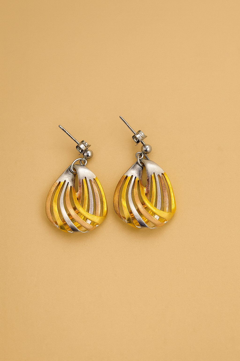 Pendientes de Plata Tricolor con Diseño Teardrop Entrelazado