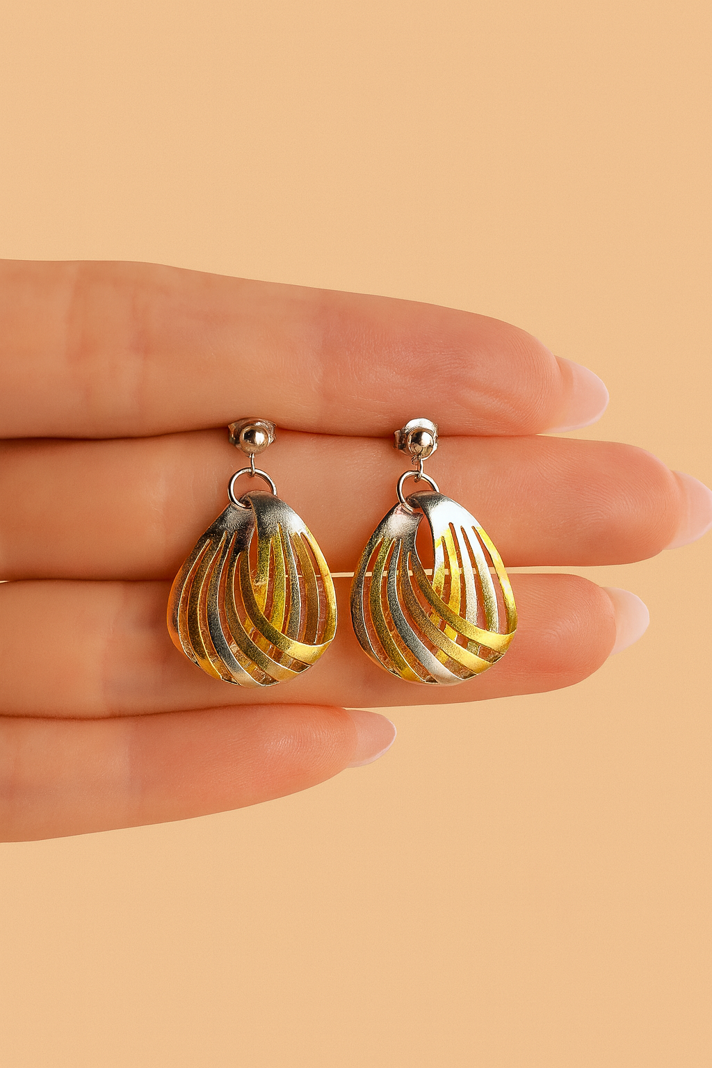 Pendientes de Plata Tricolor con Diseño Teardrop Entrelazado