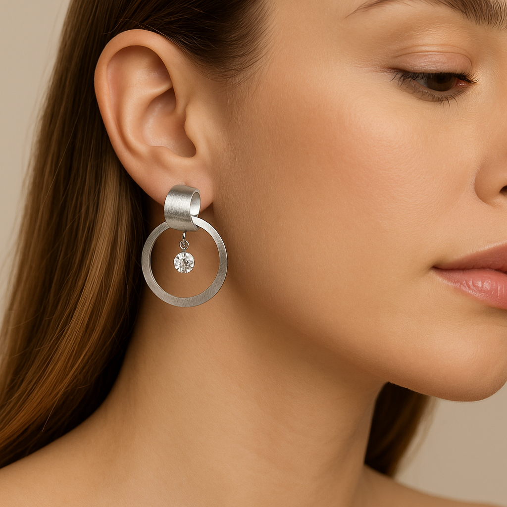 Pendientes de aro plata mate con circonita colgante – Elegancia minimalista